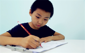 小孩注意力不集中愛發呆怎么回事？