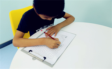 小孩上課注意力不集中是什么原因？