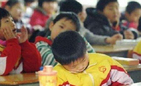 上課注意力不集中精神渙散睡覺的學(xué)生